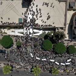 Dolientes cargando los ataúdes de los fallecidos en un atentado suicida hace dos días, a su llegada a la Iglesia de la Santa Cruz, en el barrio de al-Qassaa de Damasco. Foto de Bakr ALKASEM / AFP | Foto:AFP
