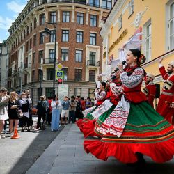 Un coro cosaco tradicional ruso se presenta en una calle del centro de Moscú. Foto de Alexander NEMENOV / AFP | Foto:AFP
