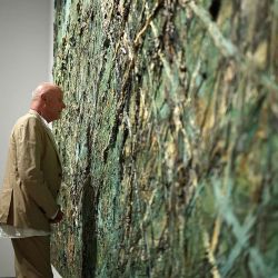 El artista alemán Anselm Kiefer posa con "Nevermore" (2014) durante la exposición de arte "Kiefer / Van Gogh" en la Royal Academy of Arts de Londres. Foto de HENRY NICHOLLS / AFP | Foto:AFP