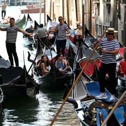Gondoleros maniobran sus góndolas en un canal de la laguna de Venecia. Foto de Stefano Rellandini / AFP | Foto:AFP