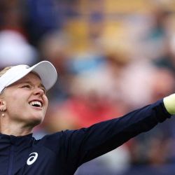 La británica Harriet Dart le sirve a la checa Barbora Krejcikova en El torneo internacional de tenis Rothesay Eastbourne. Foto de Adrian Dennis / AFP | Foto:AFP