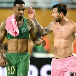 Lionel Messi, saluda al delantero brasileño #40 del Palmeiras, Allan después del partido del Grupo A de la Copa Mundial de Clubes de la FIFA 2025. Foto de CHANDAN KHANNA / AFP | Foto:AFP