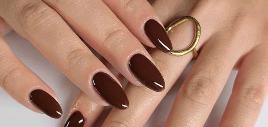 Tendencia de uñas en invierno para las amantes de colores este 2026