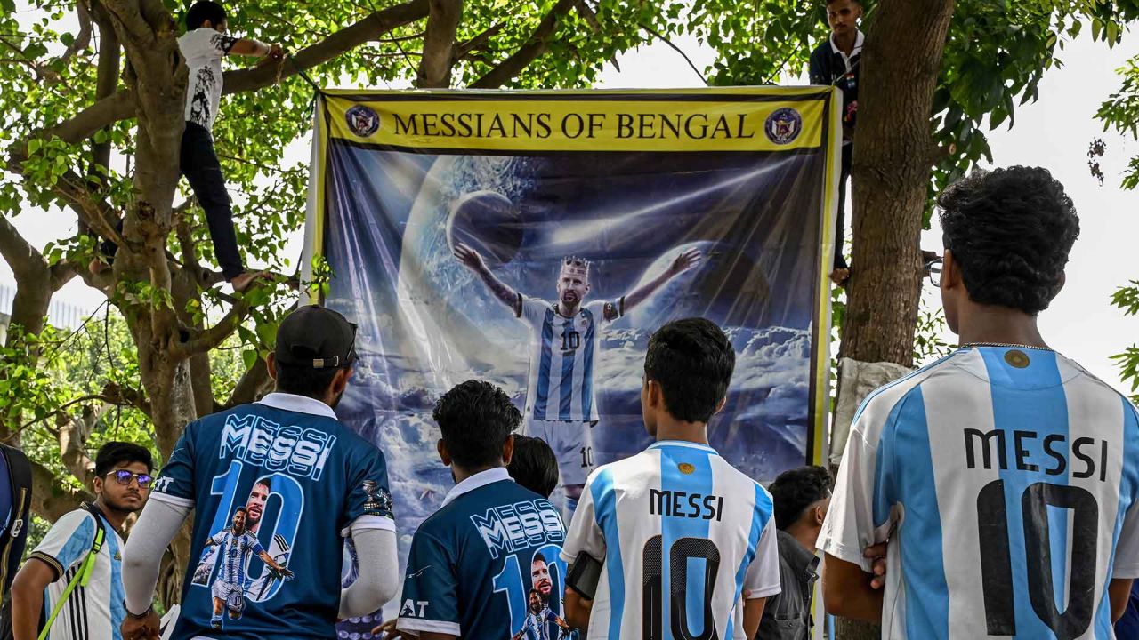 Los fanáticos del futbolista argentino Lionel Messi se reúnen para celebrar su 38 cumpleaños en Calcuta. Foto de Dibyangshu SARKAR / AFP | Foto:AFP