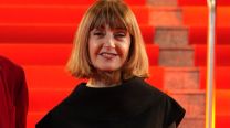Carola Reyna deslumbró con un look total black con túnica y apto invierno en los Martín Fierro de Teatro 2025