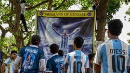 Los fanáticos del futbolista argentino Lionel Messi se reúnen para celebrar su 38 cumpleaños en Calcuta. Foto de Dibyangshu SARKAR / AFP