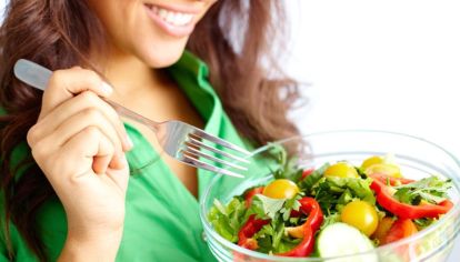 Las bajas temperaturas nos enfrentan a resfríos o enfermedades respiratorias. Cómo subir las defensas a través de una alimentación adecuada y hábitos saludables. 