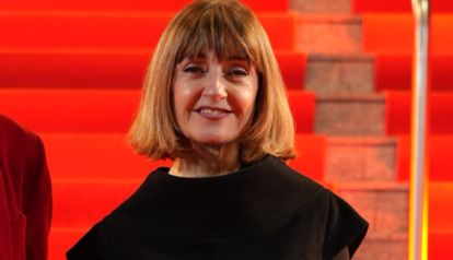 Carola Reyna deslumbró con un look total black con túnica y apto invierno en los Martín Fierro de Teatro 2025