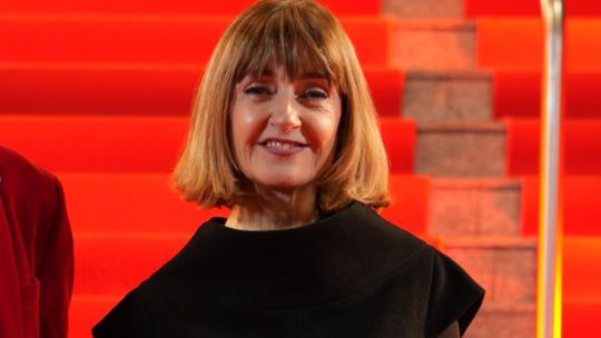 Carola Reyna deslumbró con un look total black con túnica y apto invierno en los Martín Fierro de Teatro 2025