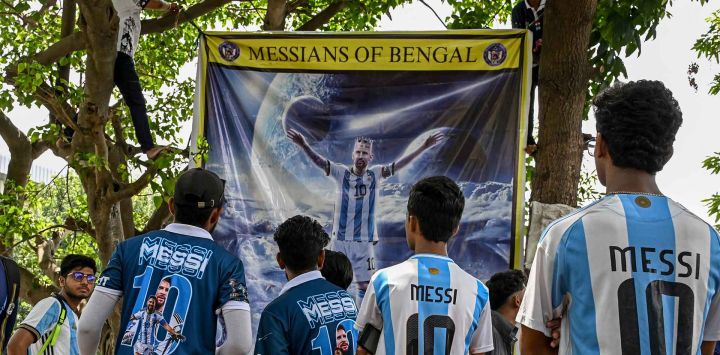 Los fanáticos del futbolista argentino Lionel Messi se reúnen para celebrar su 38 cumpleaños en Calcuta. Foto de Dibyangshu SARKAR / AFP