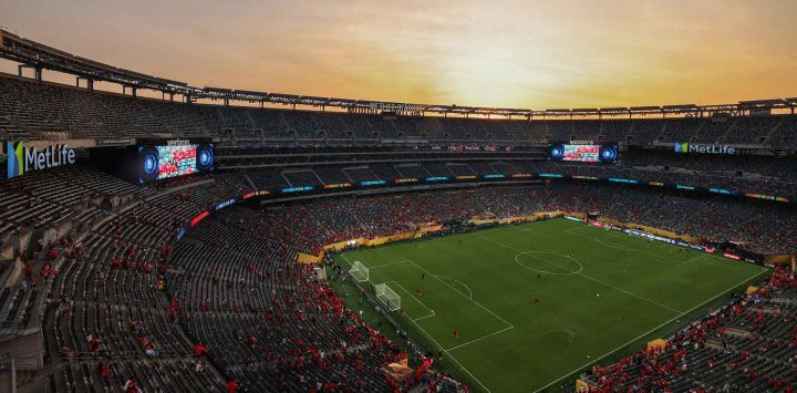 Estadio al atardecer, antes del partido del Grupo A de la Copa Mundial de Clubes de la FIFA 2025 entre el Porto FC de Portugal y el Al-Ahly de Egipto, en Nueva Jersey. Foto de CHARLY TRIBALLEAU / AFP