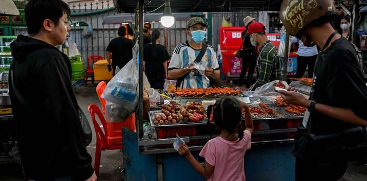  Puestos de comida callejera de la ciudad de Poipet, en Banteay Meanchey, al oeste de Camboya. La fronetra fue cerrada por el Ejército. Foto de TANG CHHIN Sothy / AFP