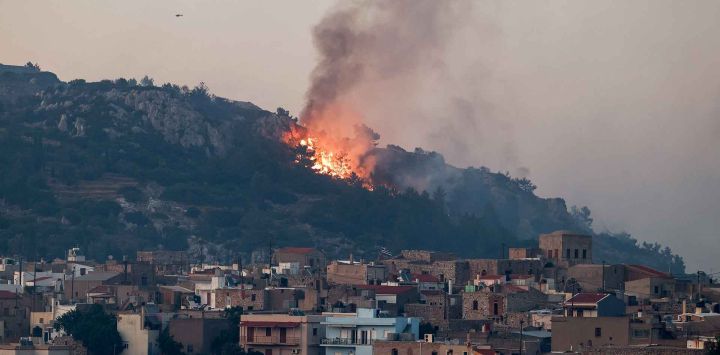 Un incendio forestal que se dirige hacia la aldea de Agios Georgios, en la isla griega de Quíos. Foto de Dimitris Tosidis / AFP