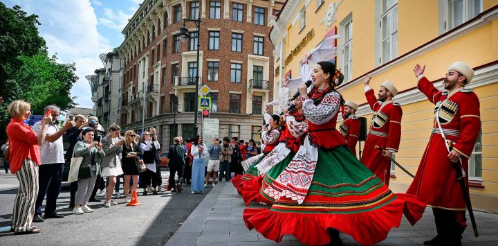 Un coro cosaco tradicional ruso se presenta en una calle del centro de Moscú. Foto de Alexander NEMENOV / AFP