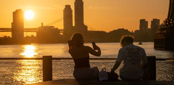 El sol sale sobre Manhattan en lo que se espera sea el día más caluroso del año, en la ciudad de Nueva York. Foto de SPENCER PLATT / AFP