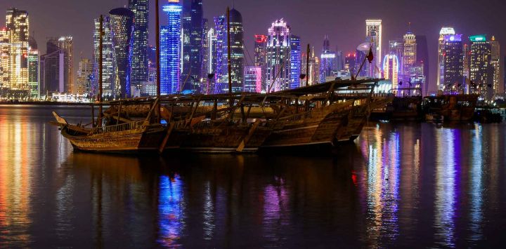 Rascacielos de Doha, Qatar. Irán anunció el lanzamiento de misiles contra una importante base estadounidense en Qatar. Foto de Karim JAAFAR / AFP