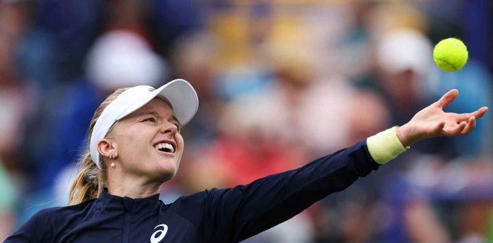 La británica Harriet Dart le sirve a la checa Barbora Krejcikova en El torneo internacional de tenis Rothesay Eastbourne. Foto de Adrian Dennis / AFP
