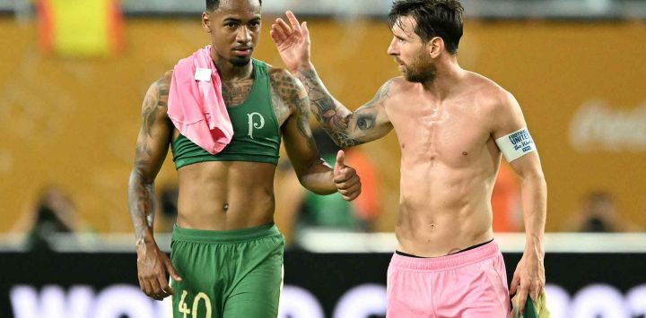 Lionel Messi, saluda al delantero brasileño #40 del Palmeiras, Allan después del partido del Grupo A de la Copa Mundial de Clubes de la FIFA 2025. Foto de CHANDAN KHANNA / AFP