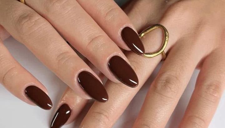 Tendencia de uñas en invierno para las amantes de colores este 2026