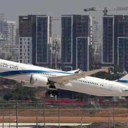 Un Boeing 787-9 Dreamliner de la aerolínea israelí El Al con destino a Los Ángeles despega del aeropuerto Ben Gurion, en el centro de Israel. Foto de Jack GUEZ / AFP | Foto:AFP