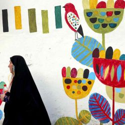  Una mujer iraní pasa junto a un mural en la plaza Enghlab de la capital, Teherán. Foto de ATTA KENARE / AFP | Foto:AFP