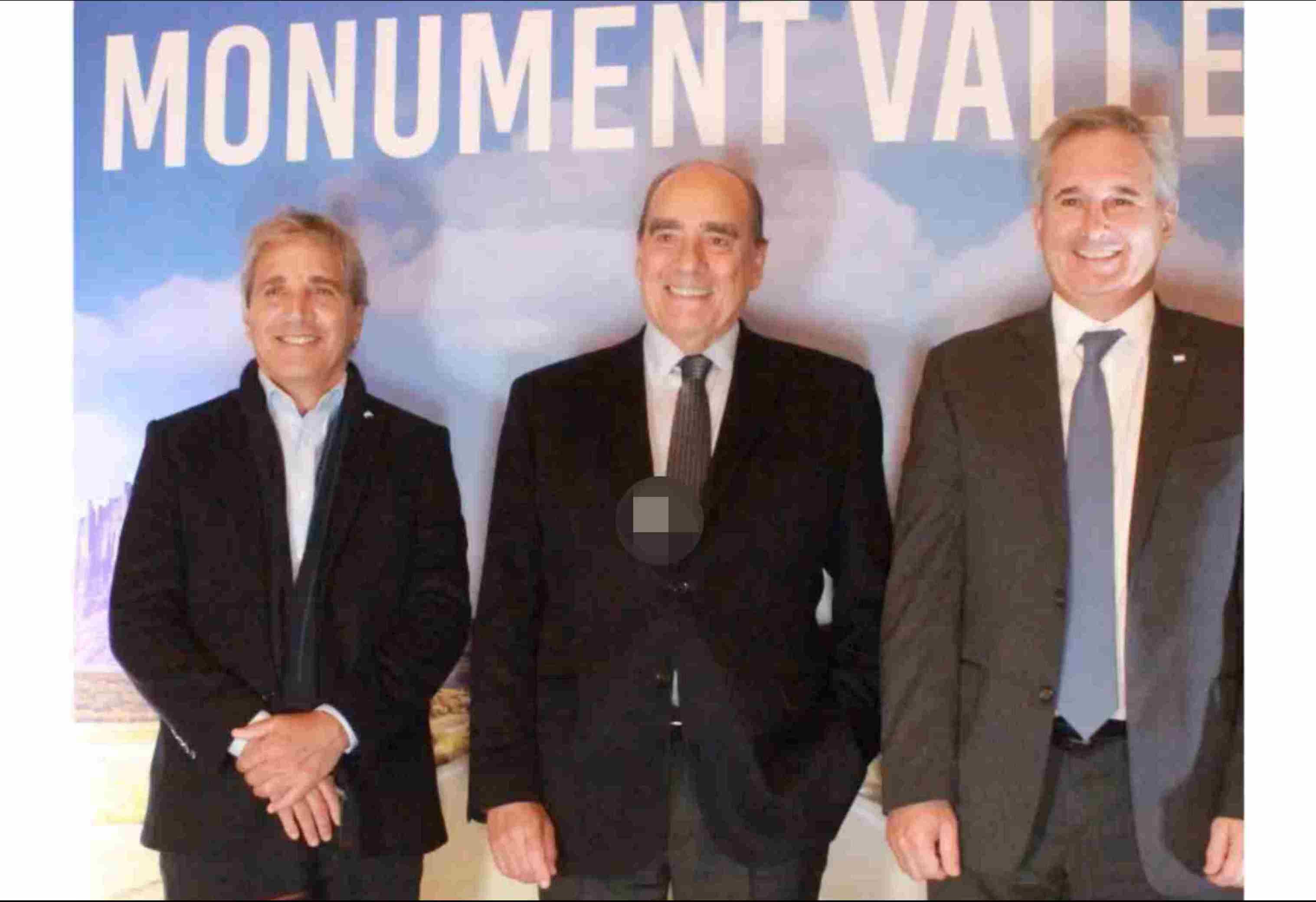 Toto Caputo, Guillermo Francos, Pablo Quirno en festejo en  embajada de EE.UU.