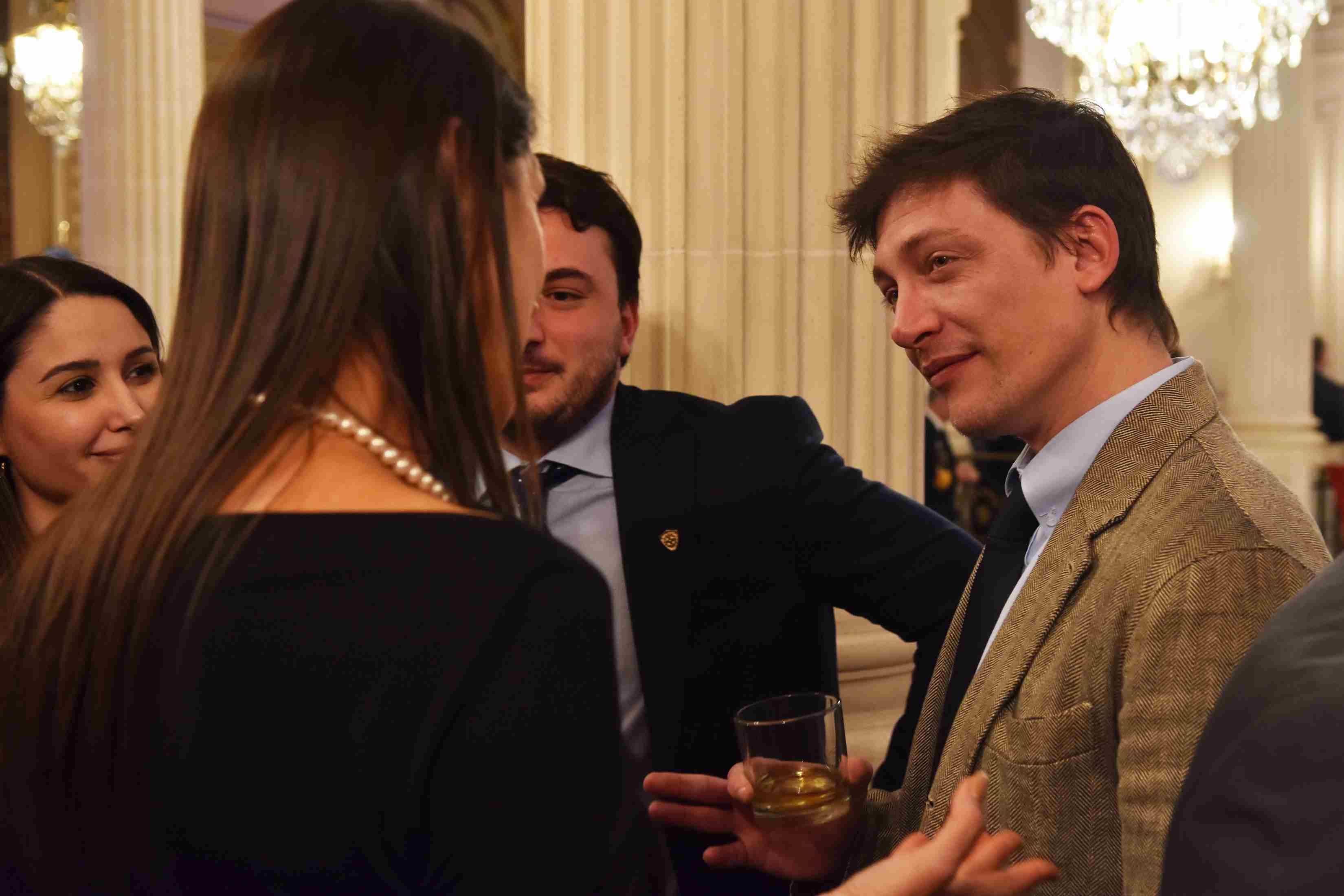 (De izq. a der) Macarena Alifraco, Agustín Romo, y Santiago Caputo; (de espaldas) una invitada.