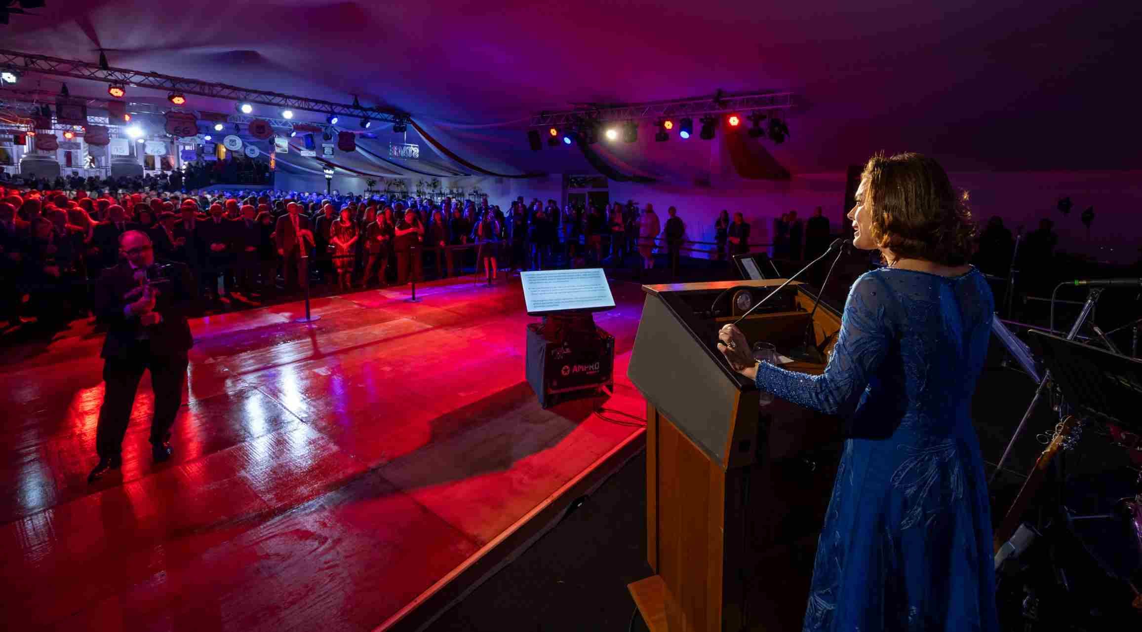 Abigail Dressel, anfitriona del festejo del 4 de Julio, en embajada de EE.UU.