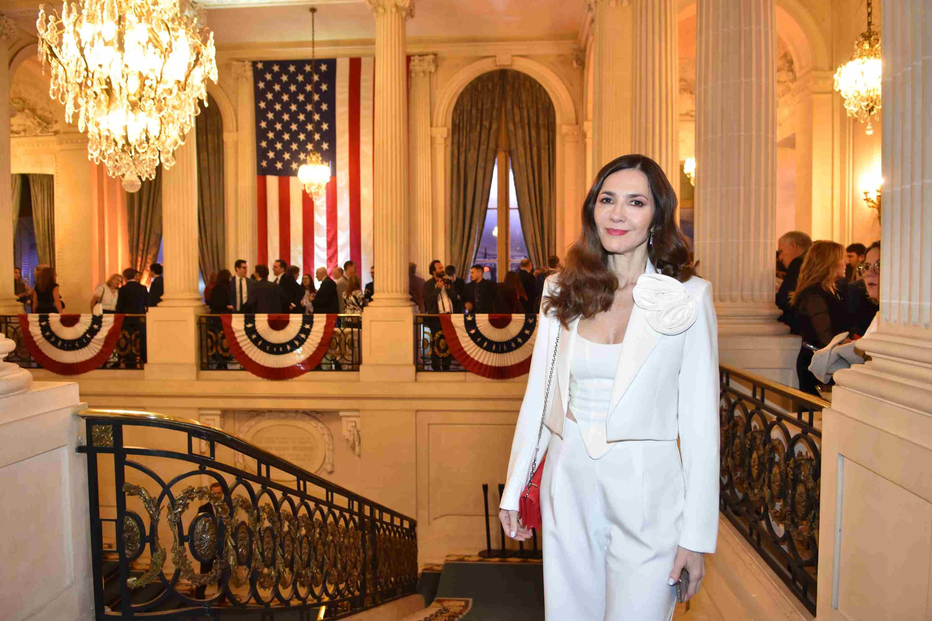Cristina Pérez en festejo anticipado del 4 de Julio, en embajada de EE.UU.