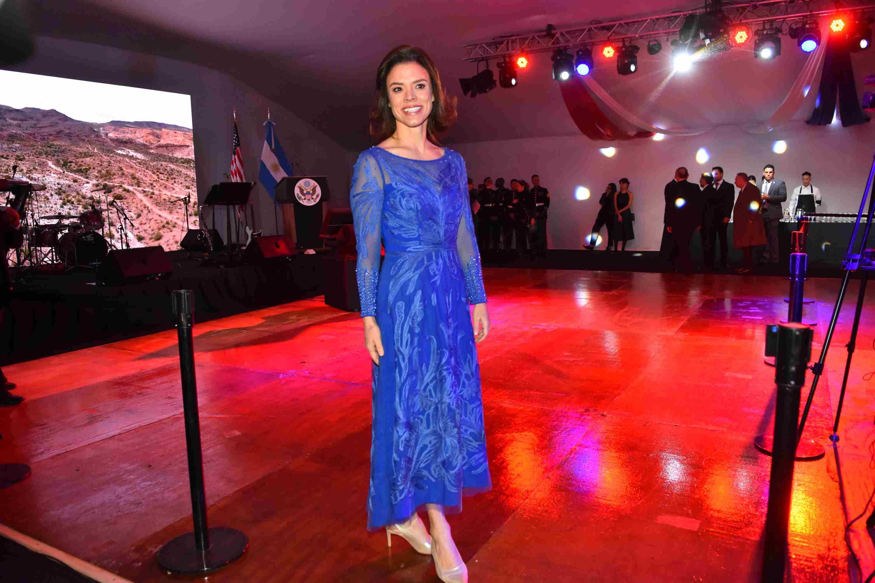 La anfitriona, Abigail Dressel, secretaria de negocios de la embajada de EE.UU.
