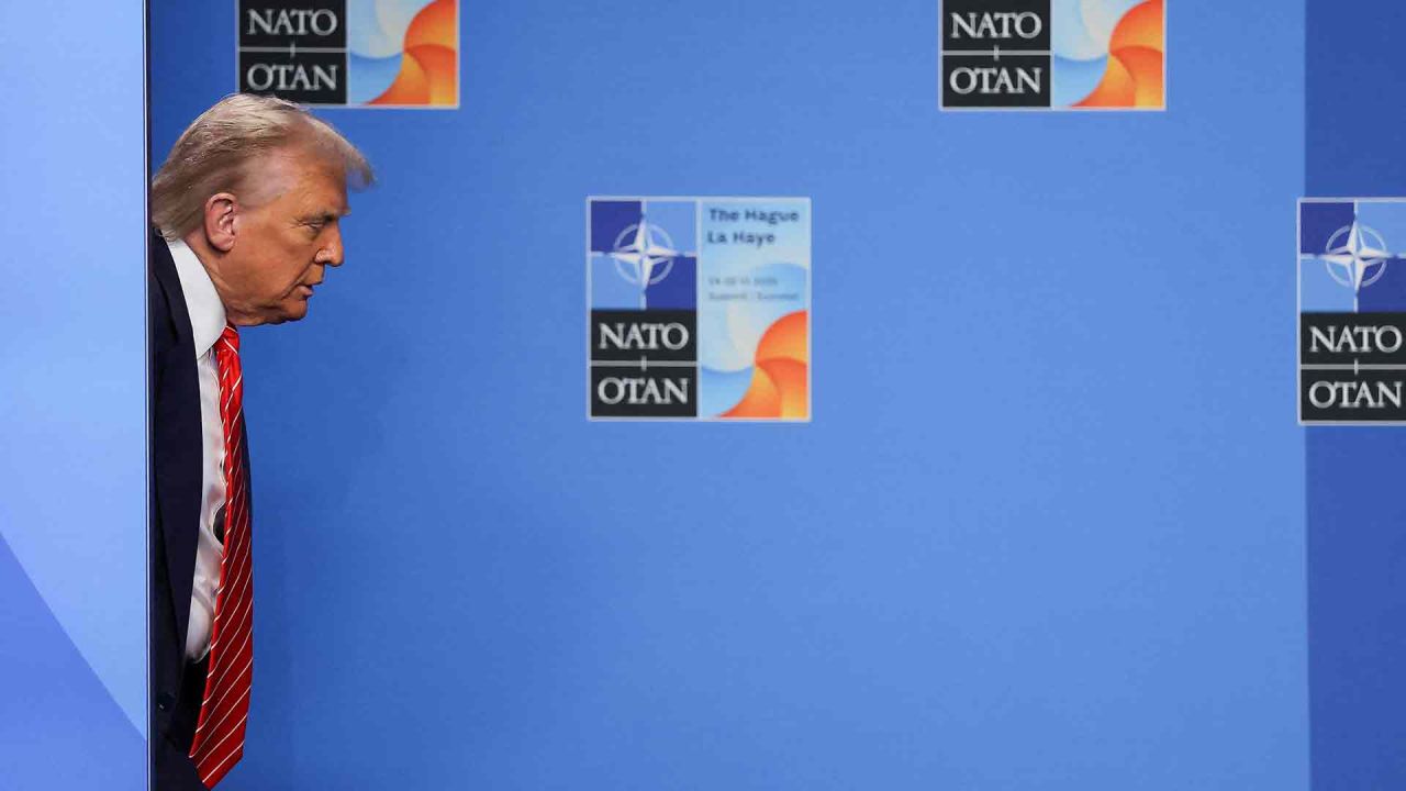 El presidente de Estados Unidos, Donald Trump, camina hacia su encuentro con el secretario general de la OTAN, Mark Rutte. Foto de Christian Hartmann / AFP | Foto:AFP