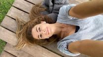 Juliana Awada crea un look gris total cómodo y atemporal para practicar pilates
