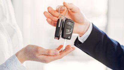 Frente al aumento de los costos de movilidad y la inestabilidad económica, cada vez más personas eligen el renting como alternativa a la compra de un auto. Qué es, cómo funciona y por qué puede ser más conveniente en un contexto inflacionario.
