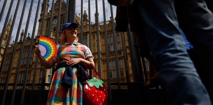 Personas transgénero y activistas se reúnen frente al Parlamento de Westminster. Foto de BENJAMIN CREMEL / AFP