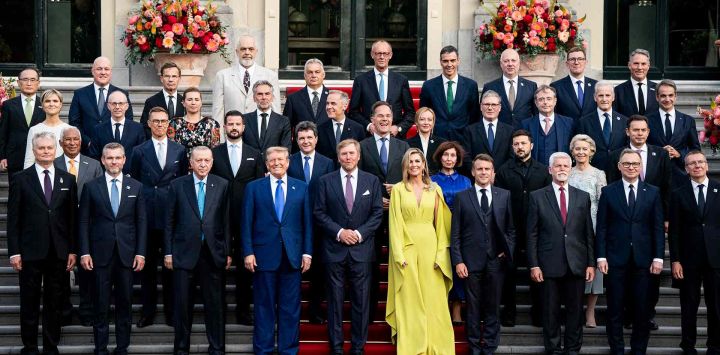 Los líderes de los países miembros de la OTAN, durante una cena en el Palacio Real "Huis ten Bosch" en el marco de la Cumbre en La Haya. Foto de Haiyun Jiang / AFP