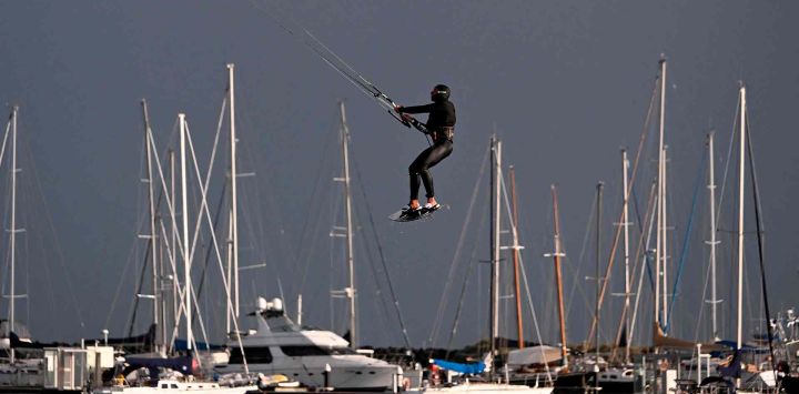 Un hombre practica kitesurf en un tormentoso día de invierno en la bahía de Port Phillip, Melbourne. Foto de William WEST / AFP