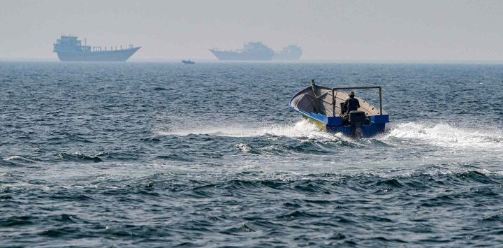 Un barco navega en las aguas del estrecho de Ormuz, frente a Khasab, en la península de Musandam. Foto de Giuseppe CACACE / AFP