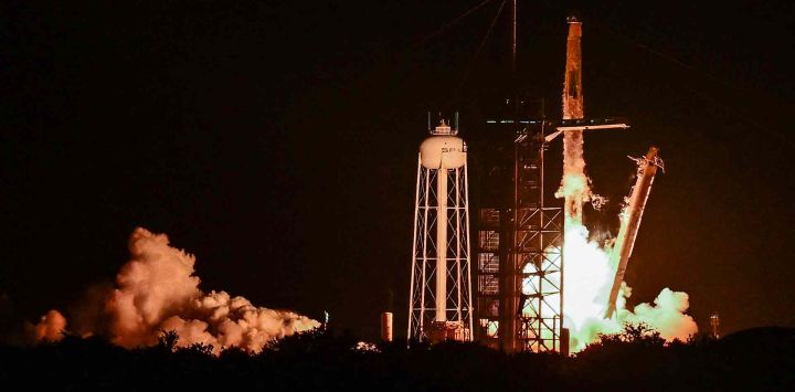 La misión Axiom-4, con una nave espacial Dragon de SpaceX y un cohete Falcon 9, despega del Centro Espacial Kennedy de la NASA en Cabo Cañaveral, Florida. Foto de Giorgio VIERA / AFP