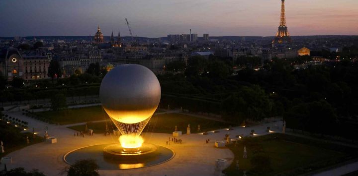 Reinstalación del pebetero olímpico, diseñado por el diseñador francés Mathieu Lehanneur, en el Jardín de las Tullerías, París. Foto de Christophe DELATTRE / AFP