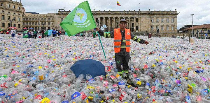 Un miembro de la Asociación Nacional de Recicladores de Bogotá, durante una protesta en La Plaza Bolívar. Colombia. Foto: Luis ACOSTA / AFP