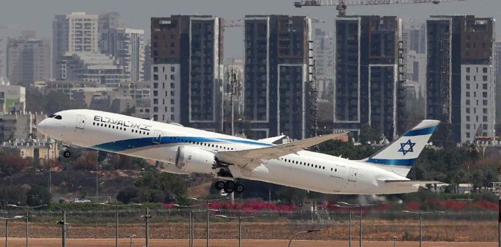 Un Boeing 787-9 Dreamliner de la aerolínea israelí El Al con destino a Los Ángeles despega del aeropuerto Ben Gurion, en el centro de Israel. Foto de Jack GUEZ / AFP