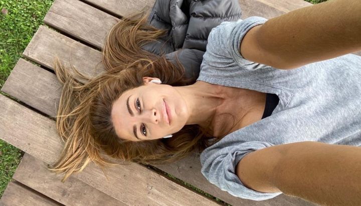 Juliana Awada crea un look gris total cómodo y atemporal para practicar pilates
