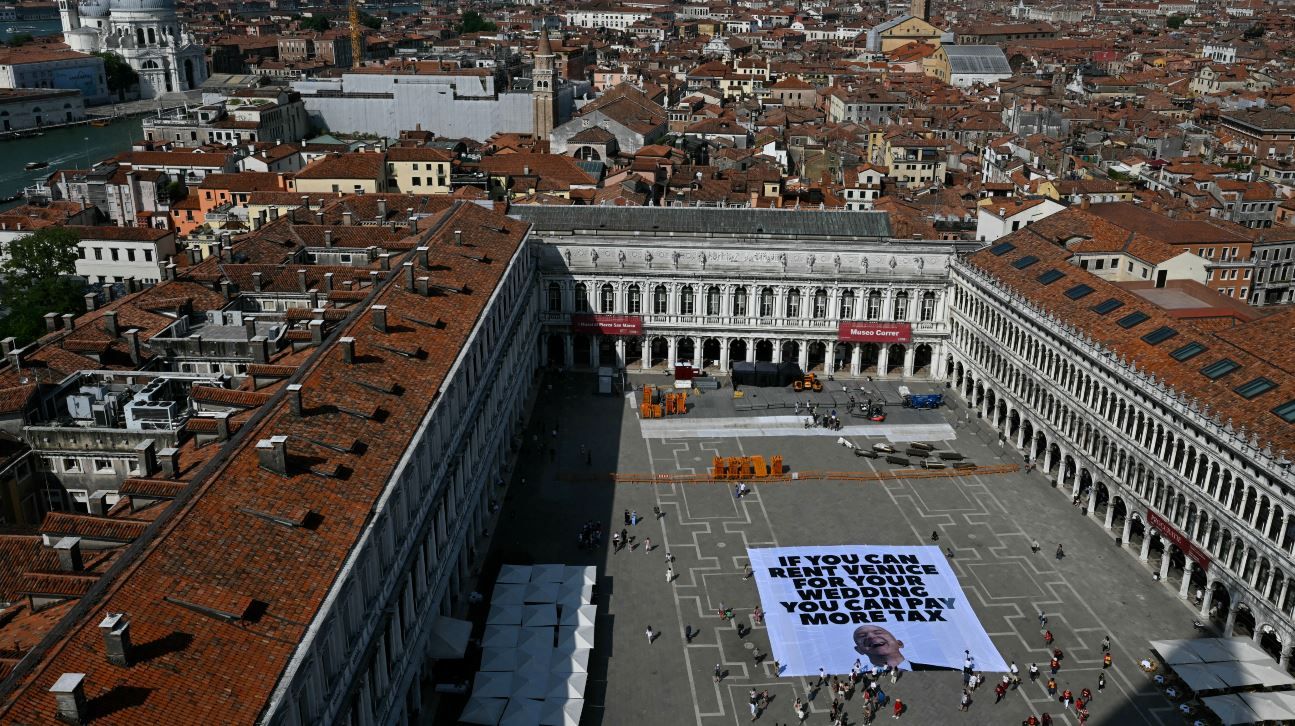 Cartel contra Jeff Bezos en Venecia 