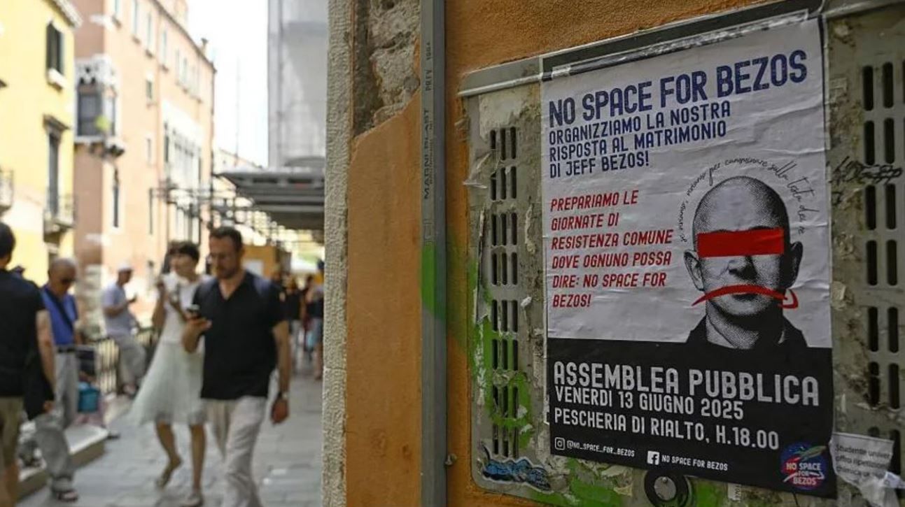 Cartel contra Jeff Bezos en Venecia 