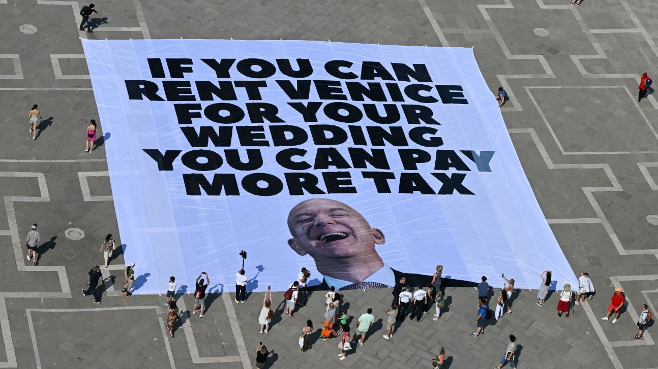 Cartel contra Jeff Bezos en Venecia 