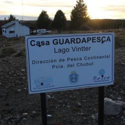 Pescamos bajo condiciones extremas: frío, llovizna y un viento cordillerano penetrante. Pero todo quedó olvidado al ver la primera trucha fontinalis, una joya multicolor que superaba la imaginación del artista más audaz.