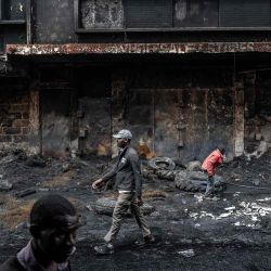 Residentes pasan frente a un centro comercial vandalizado e incendiado en Nairobi. Foto de Luis TATO / AFP | Foto:AFP