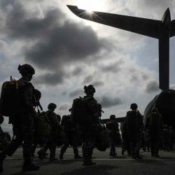 Soldados del 3.er Regimiento Paracaidista de Infantería de Marina suben a bordo de un Airbus A400M militar francés. Foto de Ed JONES / AFP | Foto:AFP