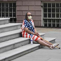 Un partidario del alcalde de Nueva York, Eric Adams, se sienta frente al Ayuntamiento mientras escucha su discurso de campaña. Foto de ANGELA WEISS / AFP | Foto:AFP