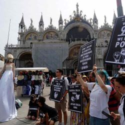 Activistas del grupo "Rebelión contra la Extinción" contra el turismo excesivo y la boda del fundador de Amazon, Jeff Bezos. Foto de Andrea MEROLA /AFP | Foto:AFP